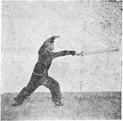 Posture 26, figure finale (planche 26b) : le pas de la montée à droite après le bond, l&rsquo;épée fendant vers l&rsquo;avant