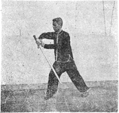 Posture 27, position de passage A (planche 27a) : le pied droit reculé, l&rsquo;épée tournée vers le bas