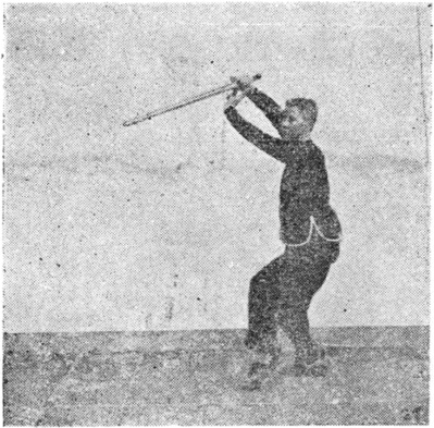 Posture 27, figure finale (planche 27b) : le pas de chevaucher le tigre, l&rsquo;épée barrant en montant vers le bas