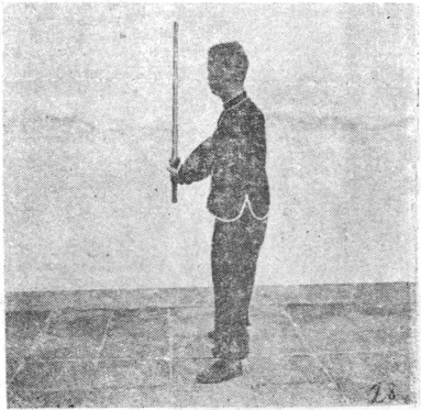 Posture 28, position de passage A (planche 28a) : le pied gauche écarté, la main droite abaissée portant l&rsquo;épée vers la droite