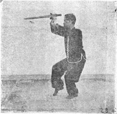 Posture 28, figure finale (planche 28b) : le pas de chevaucher le tigre à droite, l&rsquo;épée élevée en diagonale