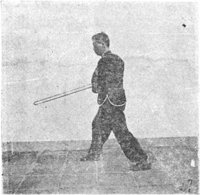 Posture 29, position de passage A (planche 29a) : le pied droit écarté, l&rsquo;épée abaissée vers le bas