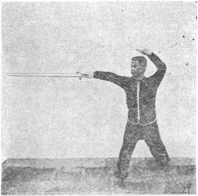 Posture 29, figure finale (planche 29b) : le pas de la montée, l&rsquo;épée piquant en diagonale