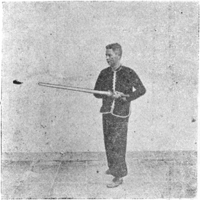 Posture 30, position de passage A (planche 30a) : le pied gauche avancé, l&rsquo;épée abaissée