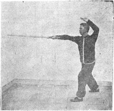 Posture 30, figure finale (planche 30b) : le pas de la montée, l&rsquo;épée piquant droit devant