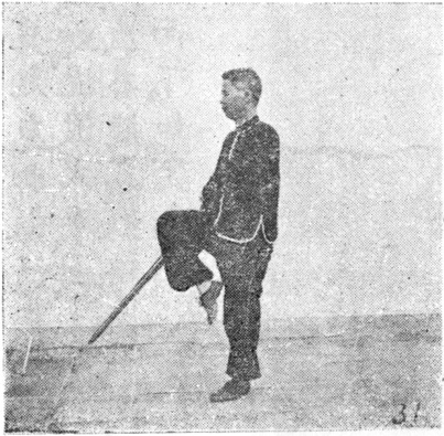 Posture 31, position de passage A (planche 31a) : le pied droit levé, l&rsquo;épée s&rsquo;abattant