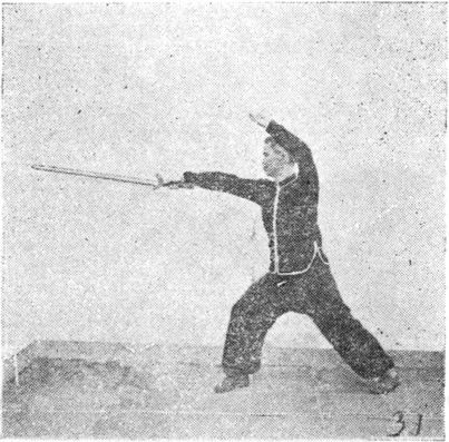 Posture 31, figure finale (planche 31b) : le pas de la montée, l&rsquo;épée fendant vers l&rsquo;avant après un cercle