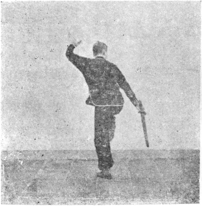Posture 32, position de passage A (planche 32a) : le pied droit levé, l&rsquo;épée balayant en diagonale vers l&rsquo;arrière