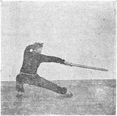 Posture 32, figure finale (planche 32b) : la posture de la jambe jetée, l&rsquo;épée balayant en diagonale vers le bas