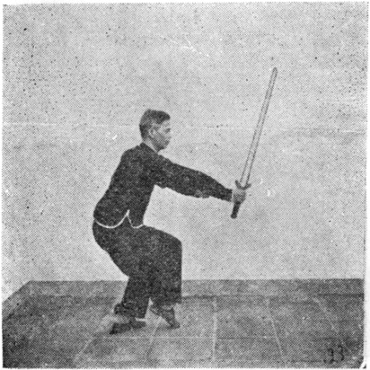Posture 33 (planche 33) : le pas de chevaucher le tigre à droite, l&rsquo;épée portant de bas en haut, la force dans la pointe