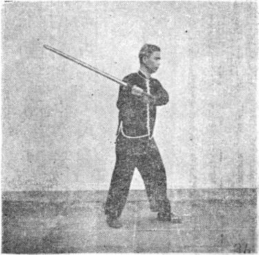 Posture 36, position de passage A (planche 36a) : le pied gauche avancé, l&rsquo;épée déviant vers la droite
