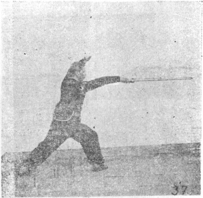 Posture 37, figure finale (planche 37b) : le pas de la montée, l&rsquo;épée piquant à plat