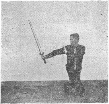Posture 38 (planche 38) : le pas tordu, l&rsquo;épée fendant vers l&rsquo;arrière après la rotation