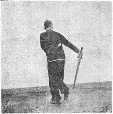 Posture 39, position de passage A (planche 39a) : le pied droit écarté, l&rsquo;épée ouverte en diagonale vers l&rsquo;arrière droit