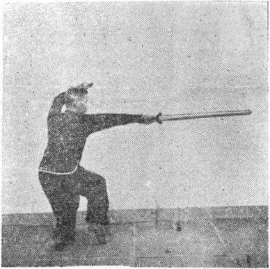 Posture 39, figure finale (planche 39b) : le pas de chevaucher le tigre à droite, l&rsquo;épée tranchant de bas en haut