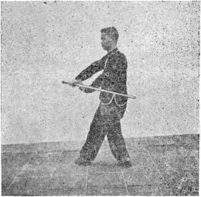 Posture 40, position de passage A (planche 40a) : le demi-pas de la montée, l&rsquo;épée s&rsquo;enroulant vers le bas à gauche