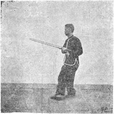 Posture 40, position de passage B (planche 40b) : la demi-poste tordue, l&rsquo;épée s&rsquo;enroulant de la gauche vers la droite