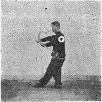 Posture 40, figure finale (planche 40c) : le demi-pas tordu, l&rsquo;épée s&rsquo;enroulant vers le bas à gauche