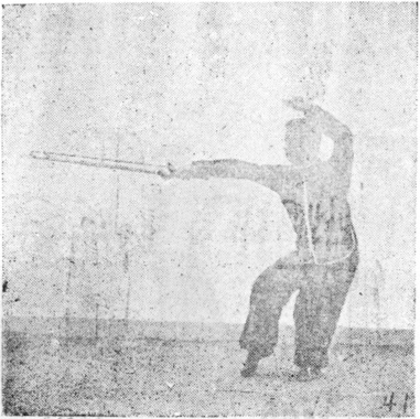 Posture 41 (planche 41) : le pas de chevaucher le tigre, l&rsquo;épée fendant droit vers le bas, la pince au-dessus de la tête
