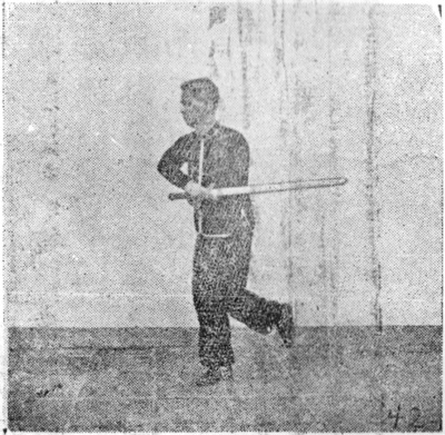 Posture 42, position de passage A (planche 42a) : le pied gauche levé, l&rsquo;épée retirée vers le bas à gauche