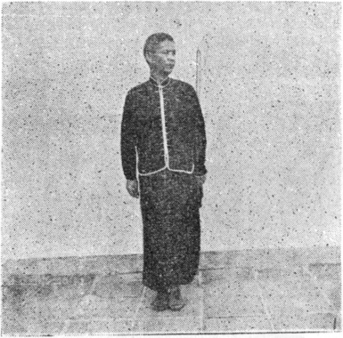 Posture 1 (planche 1 du livre) : debout, les pieds joints, la main gauche portant l&rsquo;épée, le regard vers l&rsquo;ouest