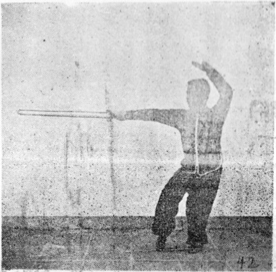Posture 42, figure finale (planche 42b) : le pas de chevaucher le tigre, l&rsquo;épée portée en revers jusqu&rsquo;à l&rsquo;horizontale