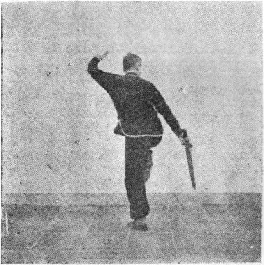 Posture 43, position de passage A (planche 43a) : le pied droit levé, l&rsquo;épée balayant en diagonale vers l&rsquo;arrière