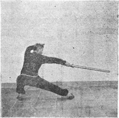 Posture 43, figure finale (planche 43b) : la posture de la jambe jetée, l&rsquo;épée balayant en diagonale vers le bas