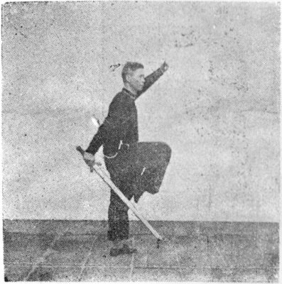 Posture 44, position de passage A (planche 44a) : le pied droit levé, l&rsquo;épée balayant vers l&rsquo;arrière
