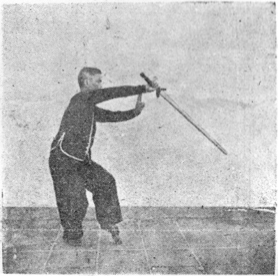 Posture 44, figure finale (planche 44b) : le pas de chevaucher le tigre, l&rsquo;épée s&rsquo;enfonçant en biais vers le bas