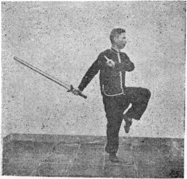 Posture 45, position de passage A (planche 45a) : le pied gauche levé, l&rsquo;épée balayant vers l&rsquo;arrière droit