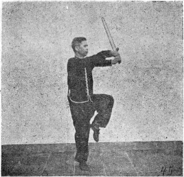 Posture 45, position de passage B (planche 45b) : l&rsquo;épée repassée à la main gauche, la main droite ne lâchant pas encore