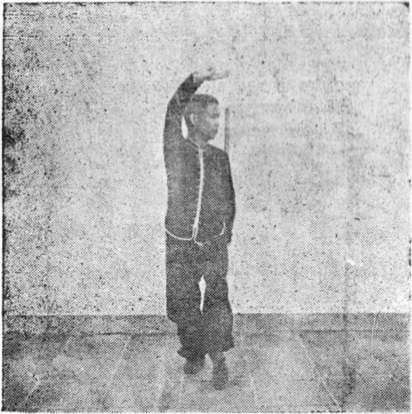 Posture 45, figure finale (planche 45c) : le pas de chevaucher le tigre, l&rsquo;épée tenue à gauche, la pince droite au-dessus de la tête