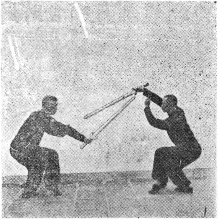 Entraînement à deux, assaut 1 (planche sparring 1 de l&rsquo;édition de 1958) : A porte l&rsquo;épée vers le haut, B pique en revers vers son bras