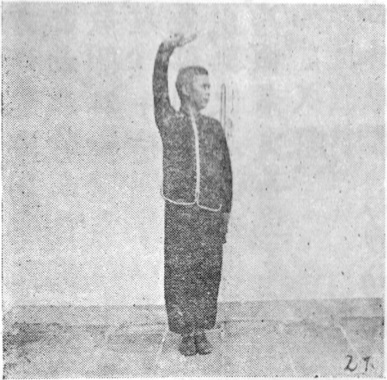 Posture 2, position de passage A (planche 2a) : la pince de la main droite levée en diagonale au-dessus de la tête