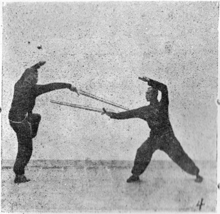 Entraînement à deux, assaut 4 (planche sparring 4) : A fend vers le haut, B laisse glisser l&rsquo;épée et porte en revers