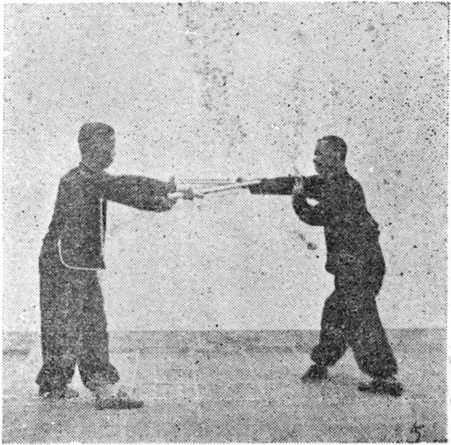 Entraînement à deux, assaut 5 (planche sparring 5) : A pique en travers, B esquive et riposte vers le poignet