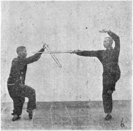 Entraînement à deux, assaut 6 (planche sparring 6) : B pique à hauteur de gorge, A annule en biais avec l&rsquo;épée en travers