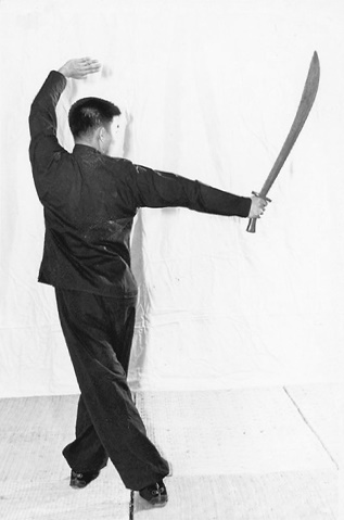 Posture 12 (planche 12) : le pas furtif, le sabre levé au-dessus de la tête puis fendu en diagonale vers la droite, la paume gauche posée en travers au-dessus de la tête