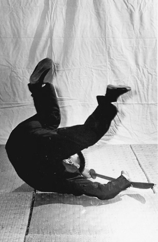 Posture 17 (planche 17) : la roulade vers l&rsquo;ouest, sabre en travers au-dessus de la tête