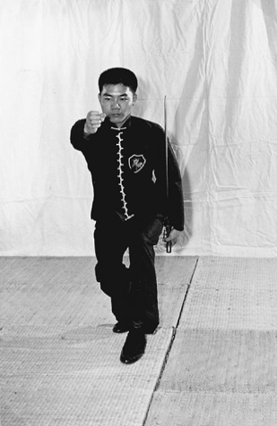 Posture 20, position de passage C (planche 20c) : la marche en cercle, le corps oscillant à la manière d&rsquo;un ivrogne