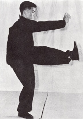 Posture 23, figure finale (planche 23d) : le retour à la posture sur une jambe, jambe levée tendue