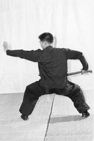 Posture 26 (planche 26) : la posture du cavalier, le sabre ressorti par l&rsquo;épaule gauche, la paume gauche essuyant la lame
