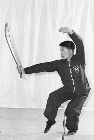 Posture 32 (planche 32) : la posture de chevaucher le tigre, le sabre ressorti en revers diagonal, la paume gauche au-dessus de la tête