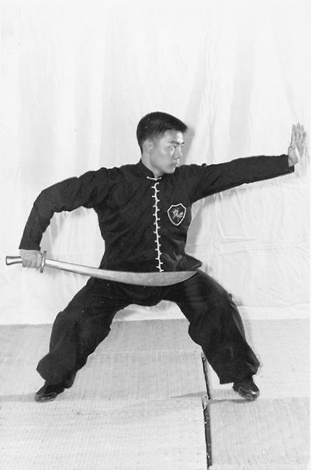 Posture 33 (planche 33) : la posture du cavalier après le changement d&rsquo;orientation, le sabre ressorti par l&rsquo;épaule gauche, la paume gauche poussée au-dehors