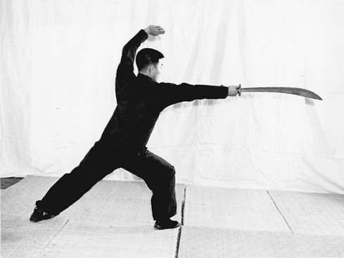 Posture 35 (planche 35) : le bond vers l&rsquo;est, puis la posture de l&rsquo;ascension à droite, le sabre piqué droit devant