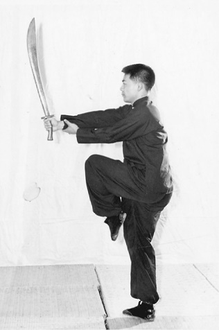 Posture 36 (planche 36) : la posture sur une jambe après le demi-tour, le sabre abattu vers l&rsquo;arrière, la main gauche venue à sa rencontre