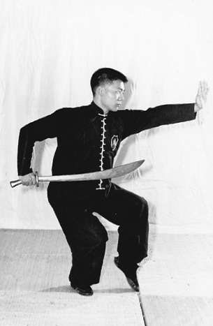 Posture 4 (planche 4) : le pas de chevaucher le tigre à gauche, le sabre ressorti par l&rsquo;épaule gauche, la paume gauche poussée le long de la lame