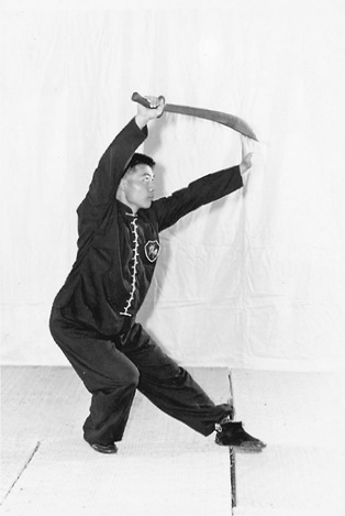 Posture 38 (planche 38) : le pas vide, le sabre levé du bas vers le haut, la main gauche soutenant le dos de la lame