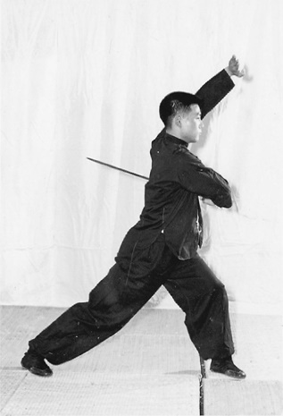 Posture 44 (planche 44) : relevé du grand écart en posture de l&rsquo;ascension à gauche, le sabre ramené en travers devant